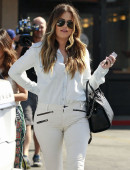 **EXCLUSIVE** SISTER TIME! Khloe and Kourtney Kardashian go out for lunch at Jerry's Famous Deli in Calabasas