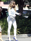 **EXCLUSIVE** SISTER TIME! Khloe and Kourtney Kardashian go out for lunch at Jerry's Famous Deli in Calabasas