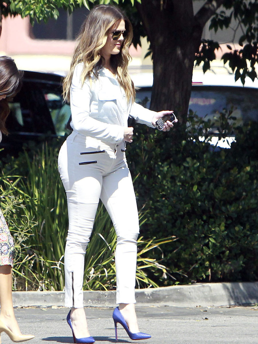 **EXCLUSIVE** SISTER TIME! Khloe and Kourtney Kardashian go out for lunch at Jerry's Famous Deli in Calabasas