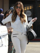 **EXCLUSIVE** SISTER TIME! Khloe and Kourtney Kardashian go out for lunch at Jerry's Famous Deli in Calabasas