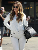 **EXCLUSIVE** SISTER TIME! Khloe and Kourtney Kardashian go out for lunch at Jerry's Famous Deli in Calabasas