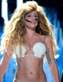 Lady-Gaga-Performing-2013-MTV-VMA-3
