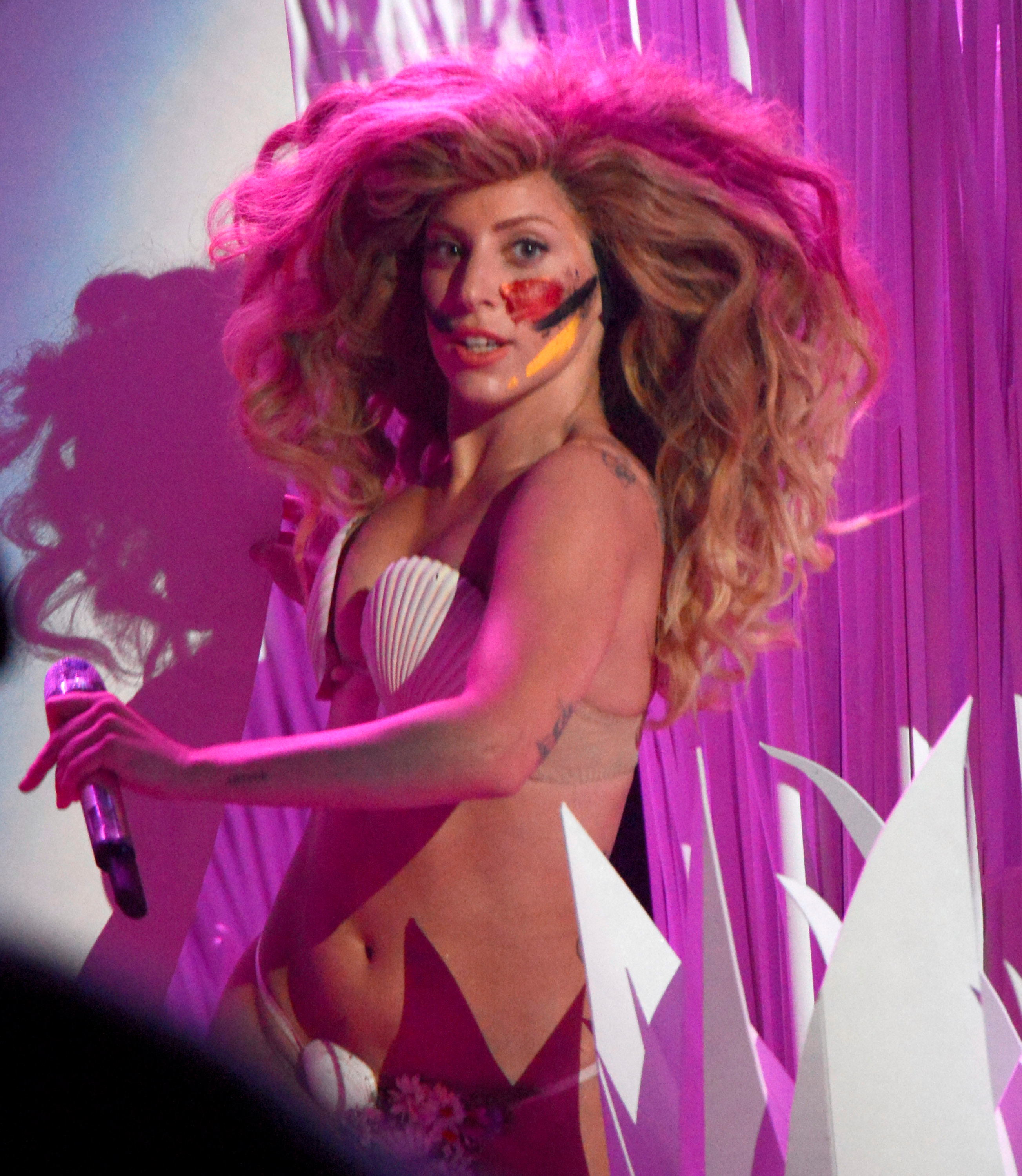 Lady-Gaga-Performing-2013-MTV-VMA-5