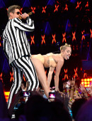 Miley-Cyrus-2013-MTV-VMA-11