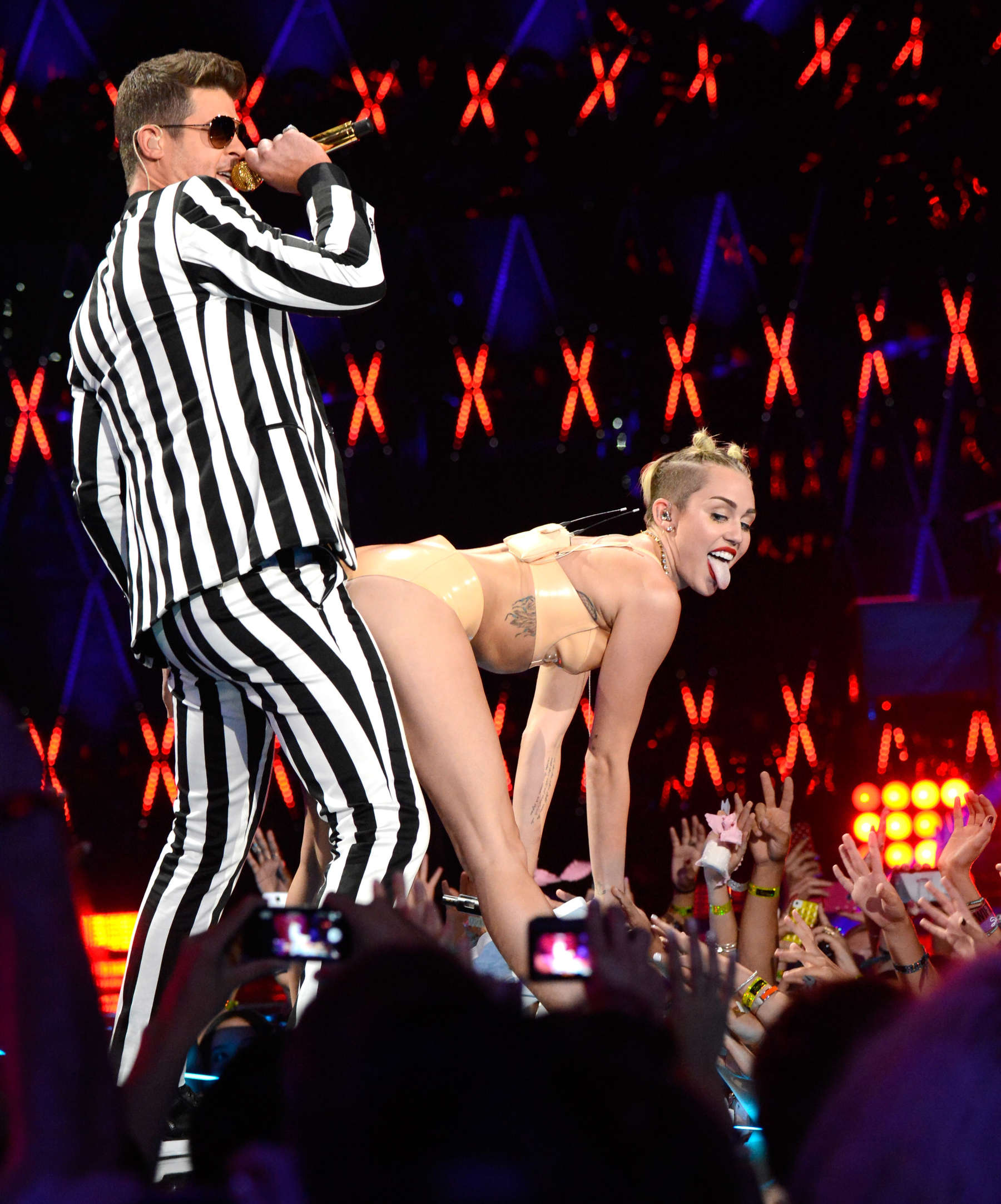 Miley-Cyrus-2013-MTV-VMA-11