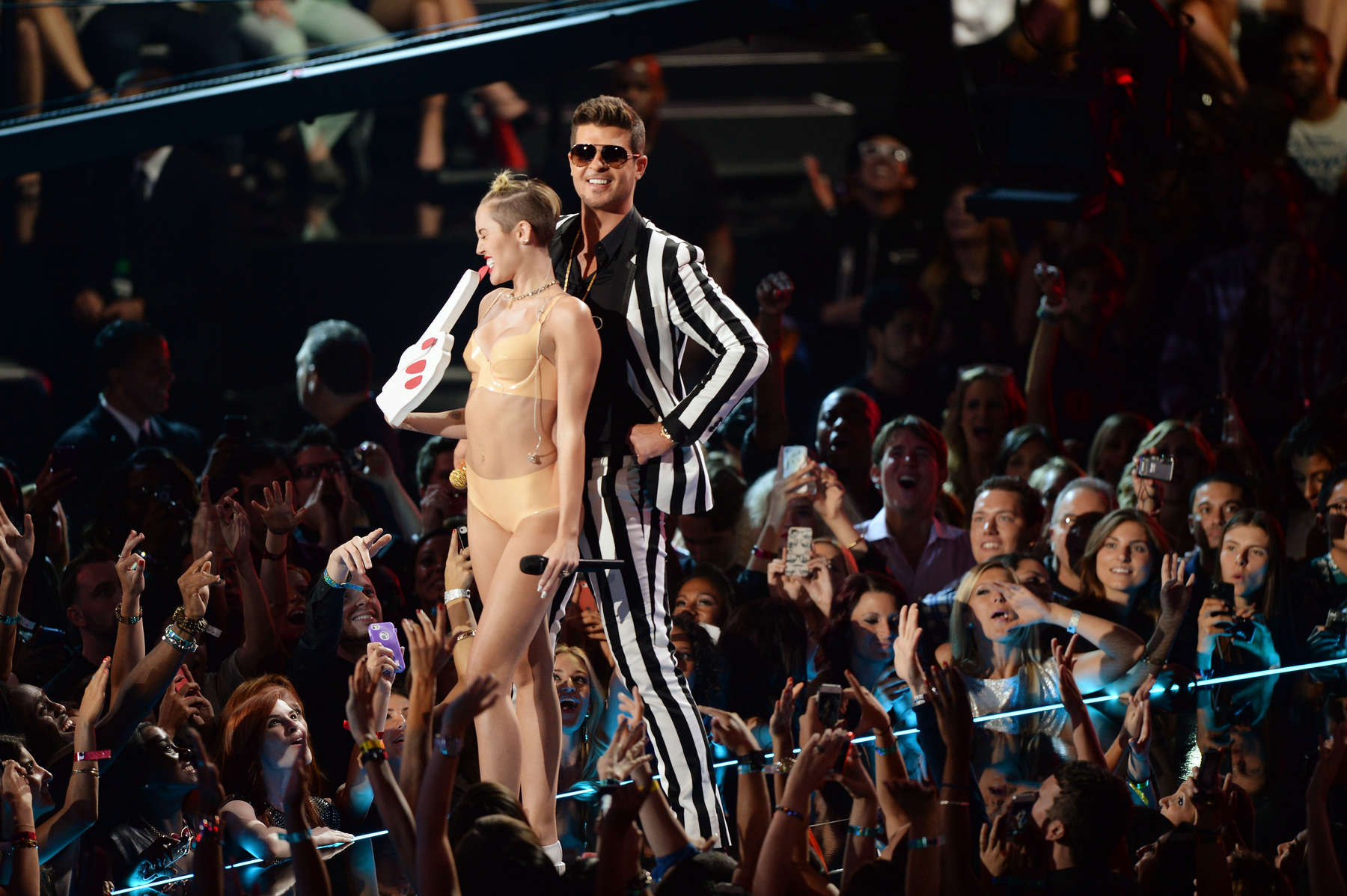 Miley-Cyrus-2013-MTV-VMA-2