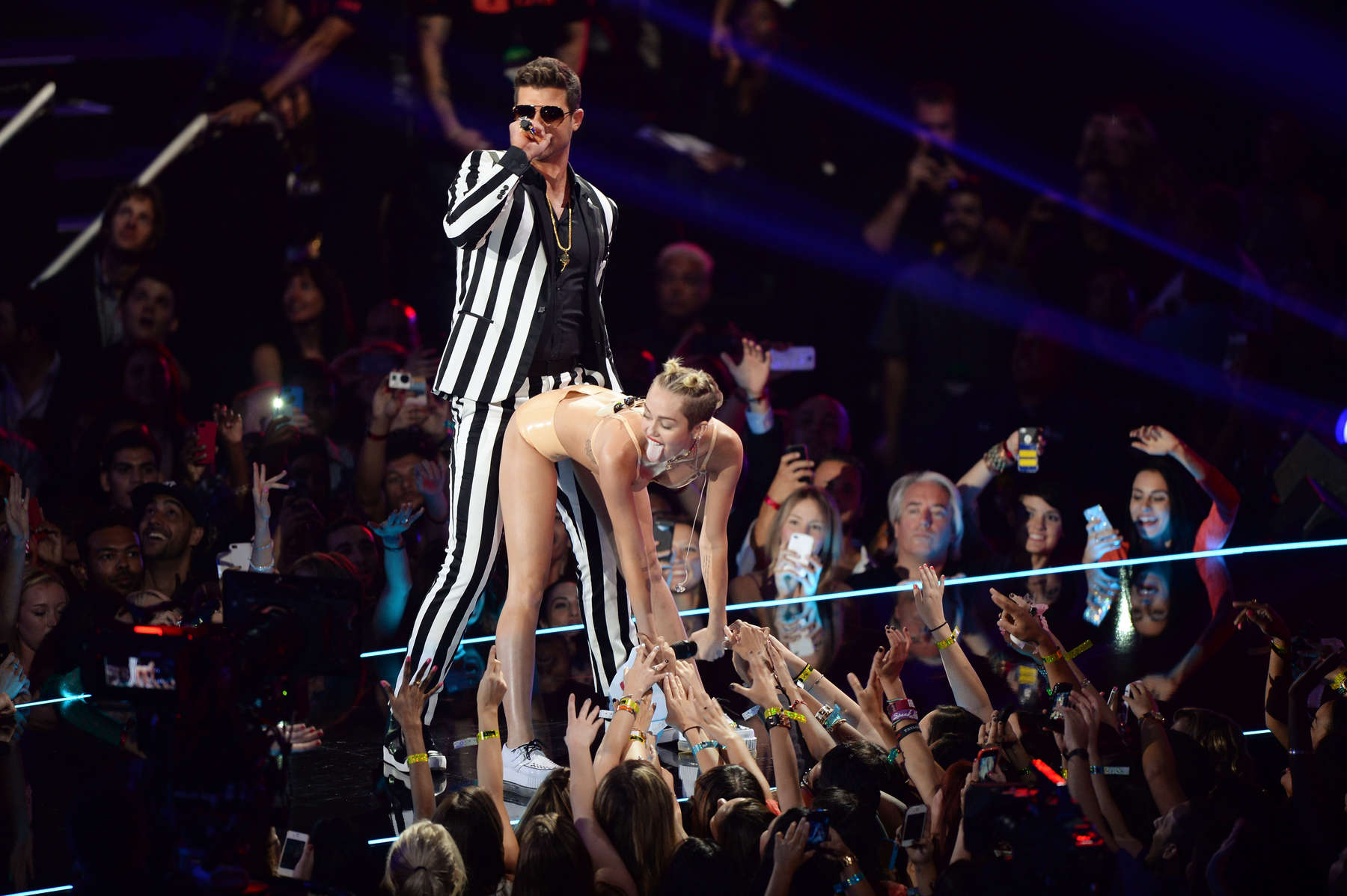 Miley-Cyrus-2013-MTV-VMA-4