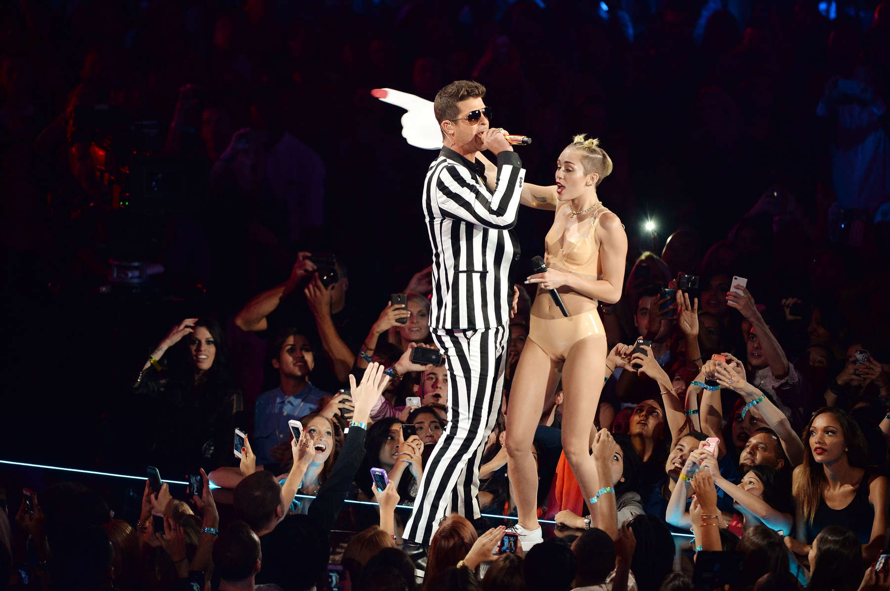 Miley-Cyrus-2013-MTV-VMA-5