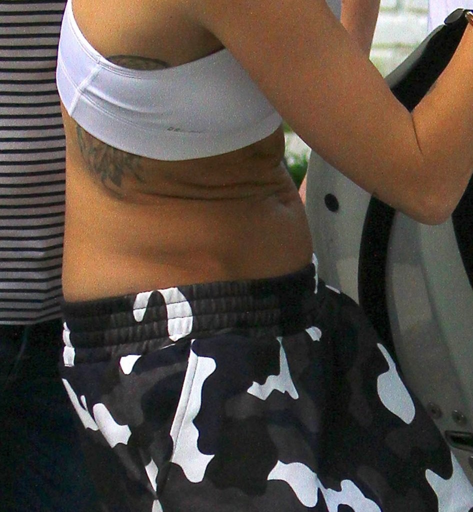 Miley-Cyrus-Booty-in-Shorts-8