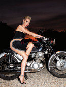 Miley-Cyrus-Harper's-Bazaar-September-2013-1