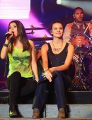 Victoria-Justice-Booty-in-Jeans-13