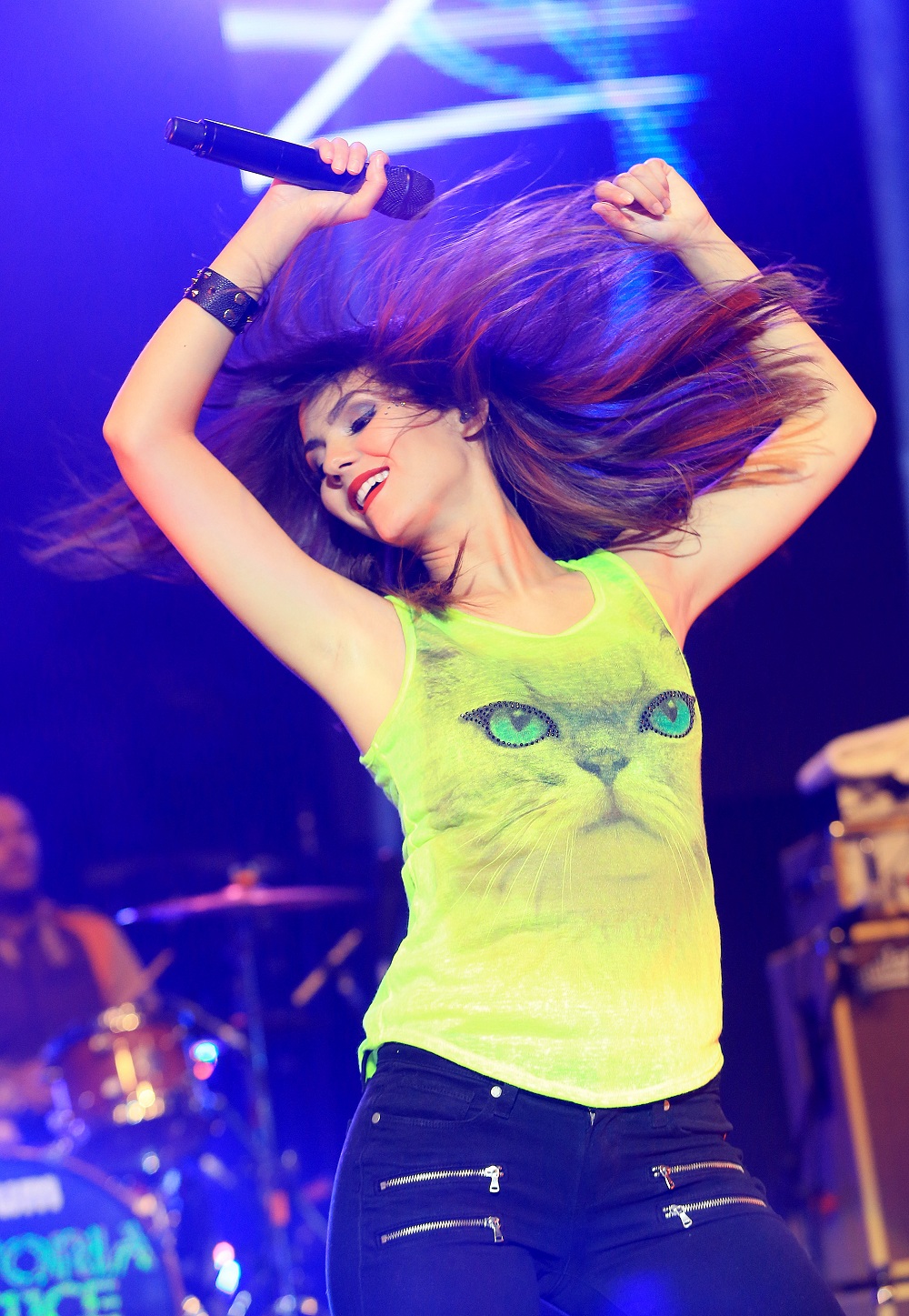 Victoria-Justice-Booty-in-Jeans-5