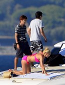 Candice-Swanepoel-Bikini-Saint-Tropez-4