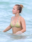 Hayden-Panettiere-in-Bikini-11