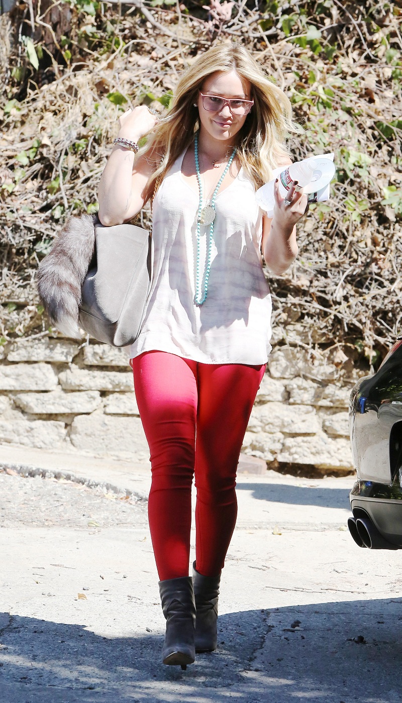 Hilary-Duff-in-Glasses-and-Tight-Jeans-LA-11