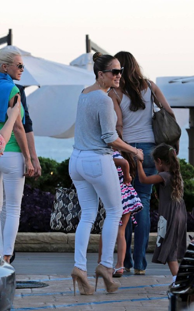 Jennifer-Lopez-Booty-in-Jeans-3