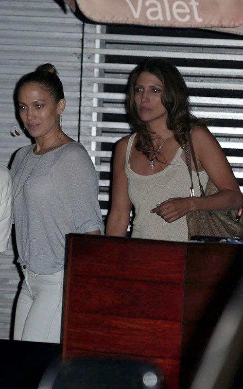 Jennifer-Lopez-Booty-in-Jeans-7