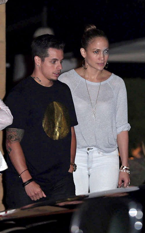 Jennifer-Lopez-Booty-in-Jeans-8