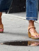 Katie-Holmes-in-Jeans-5