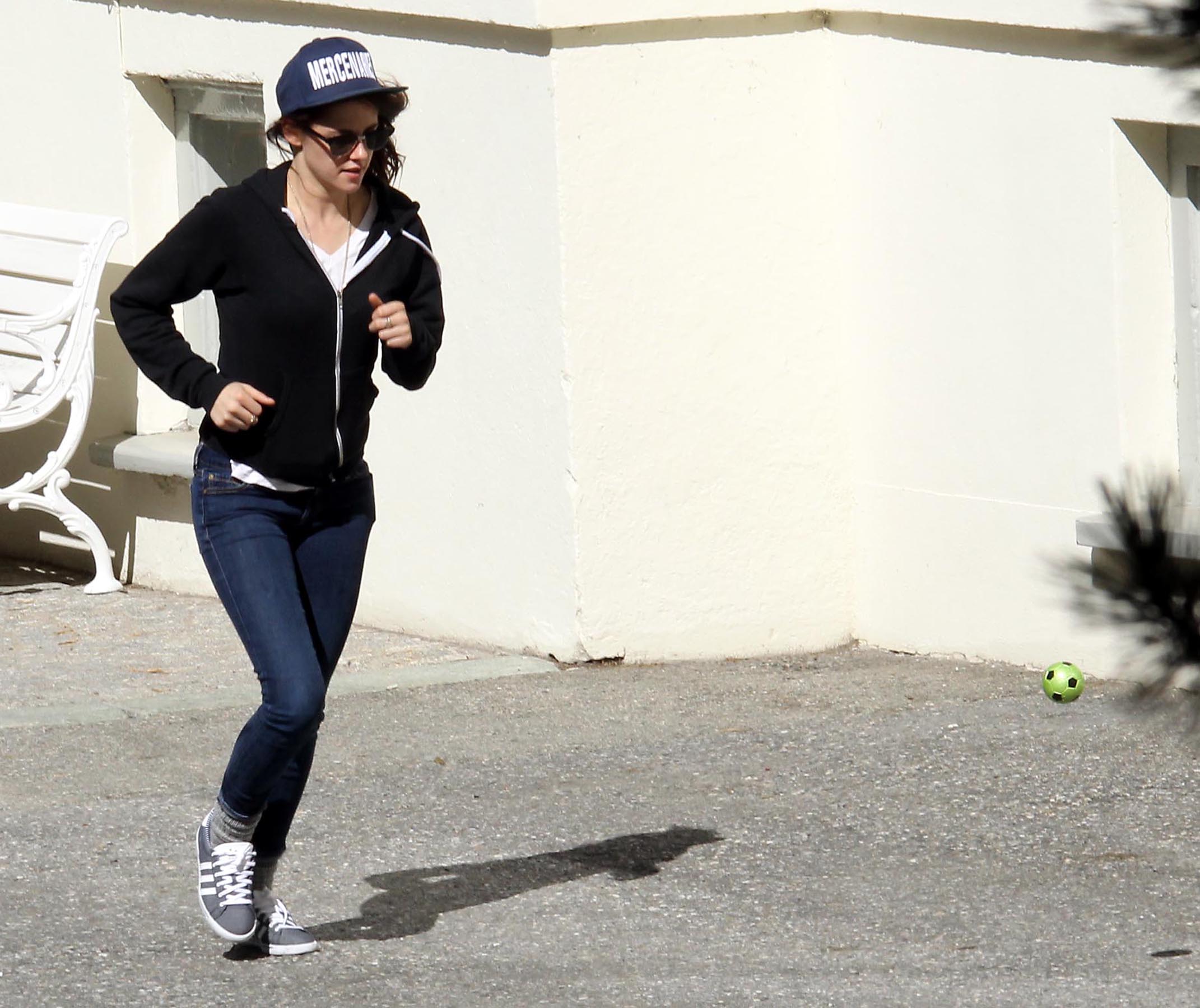 Kristen-Stewart-Booty-in-Jeans-2