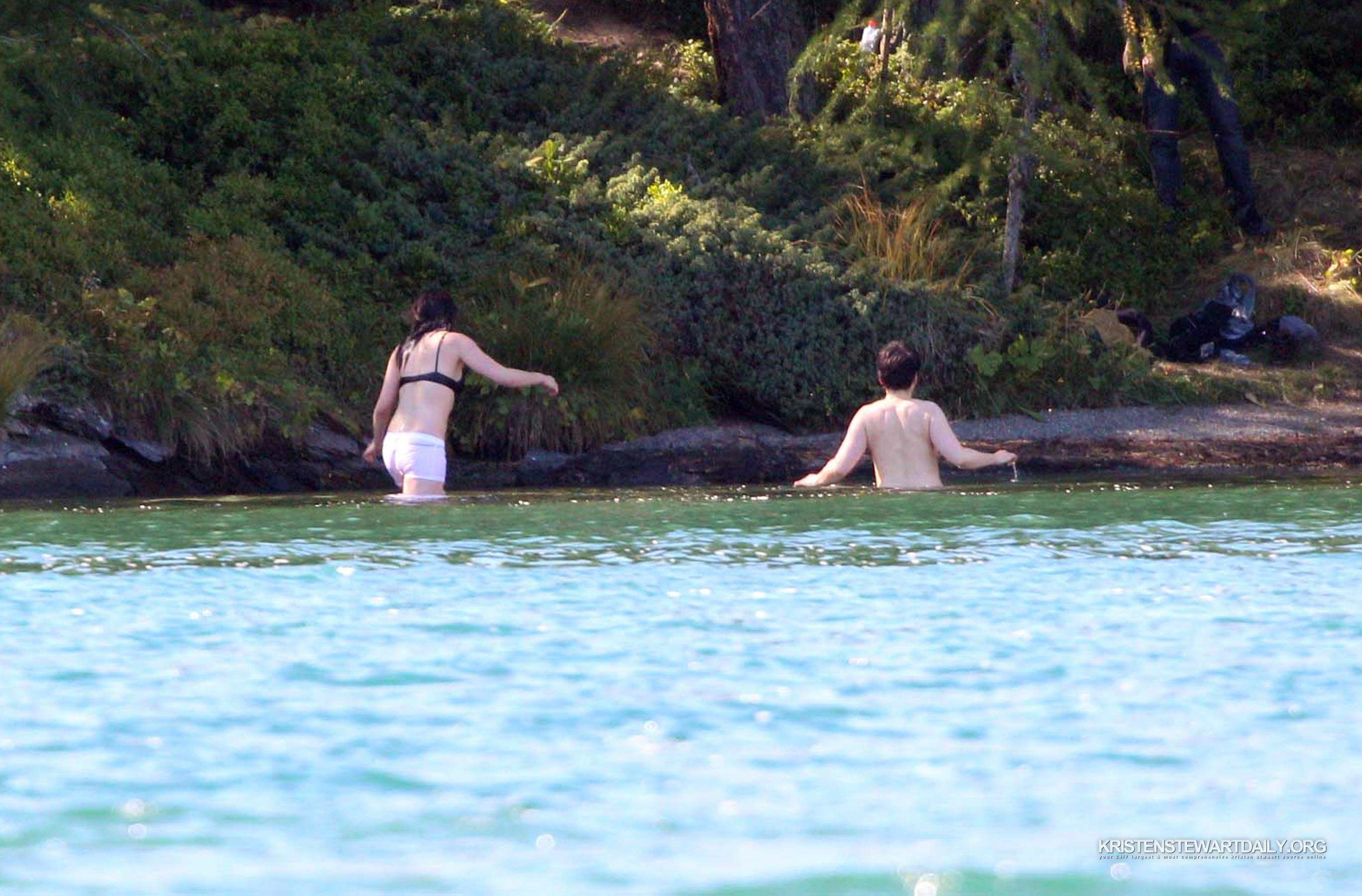 Kristen-Stewart-Swimming-10