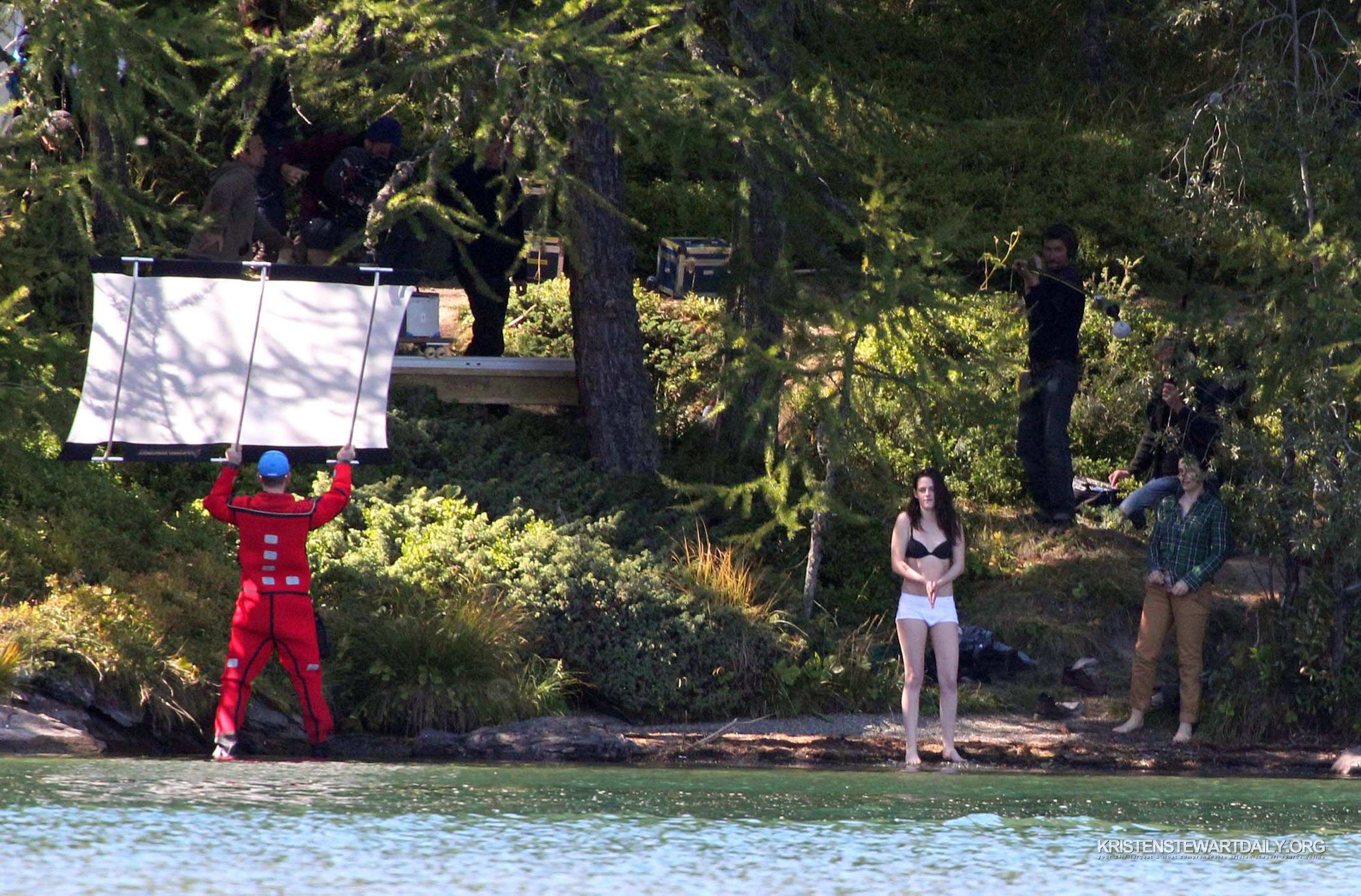 Kristen-Stewart-Swimming-12