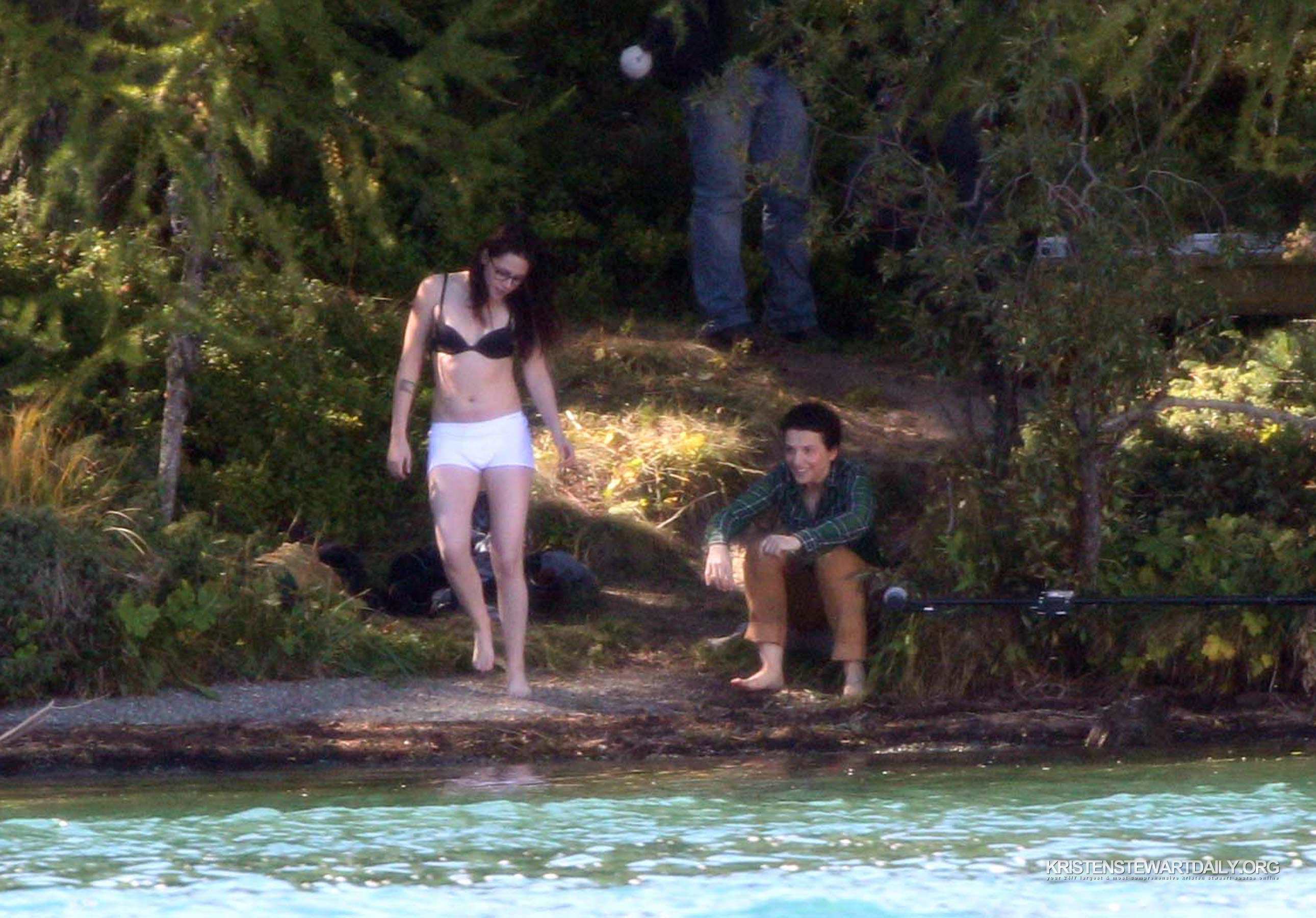 Kristen-Stewart-Swimming-13