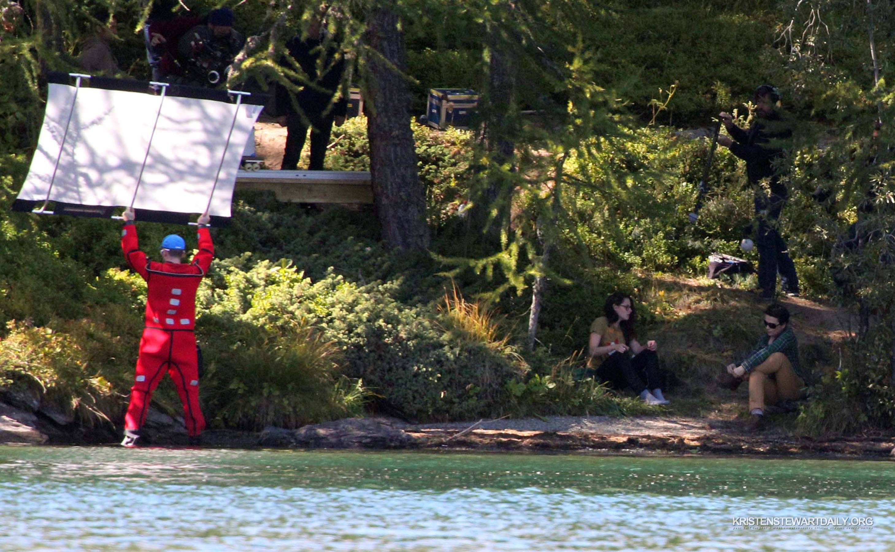Kristen-Stewart-Swimming-14