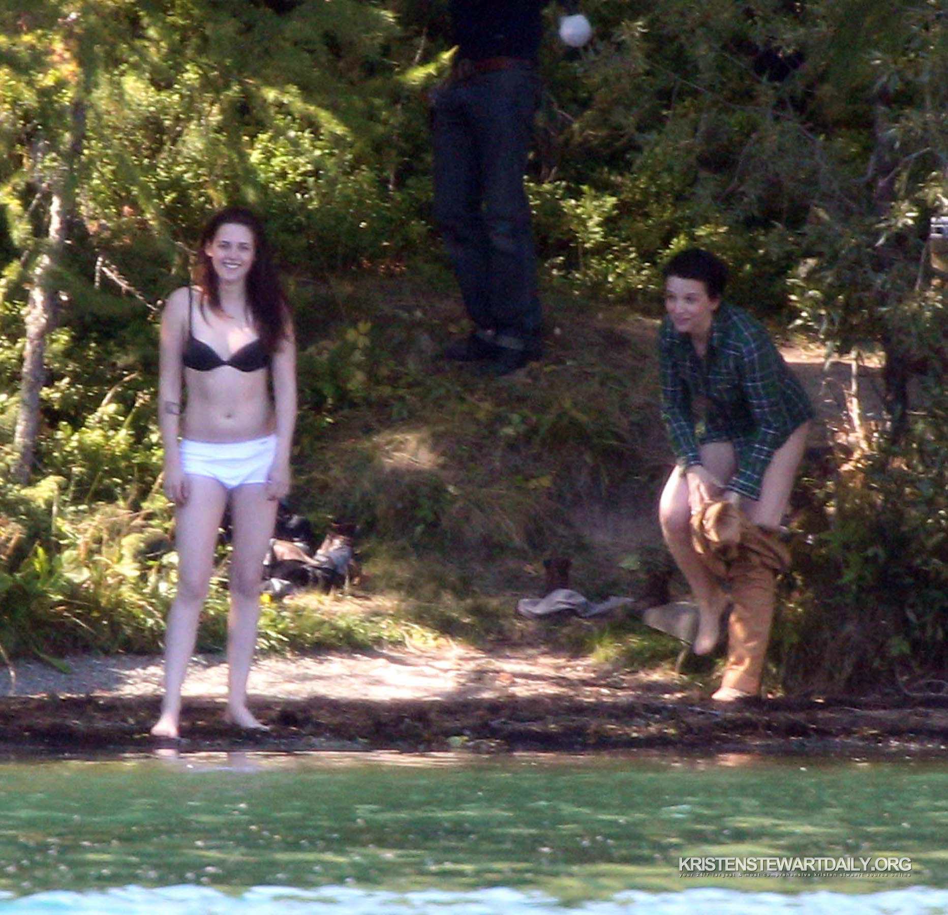 Kristen-Stewart-Swimming-4