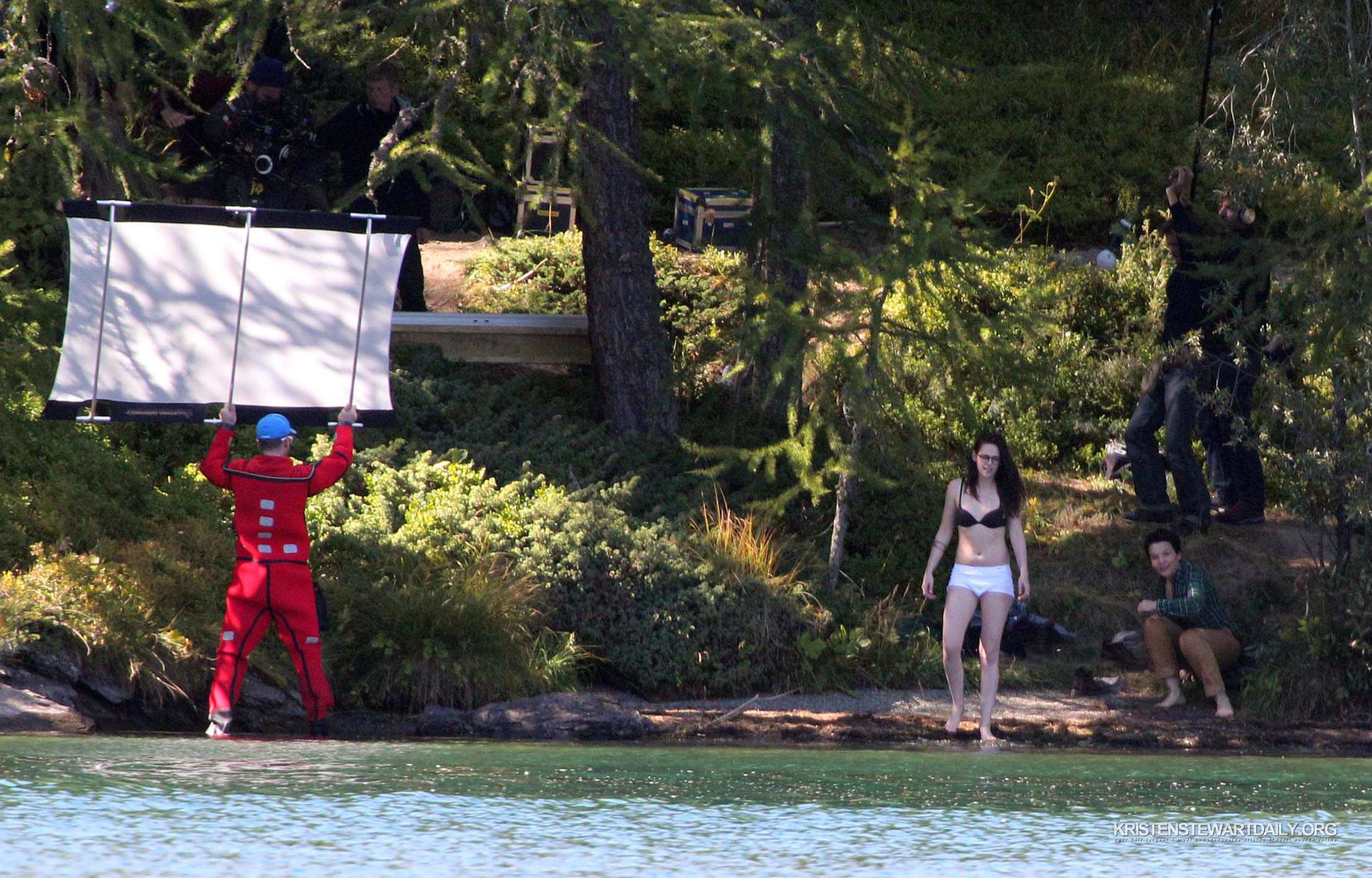 Kristen-Stewart-Swimming-5