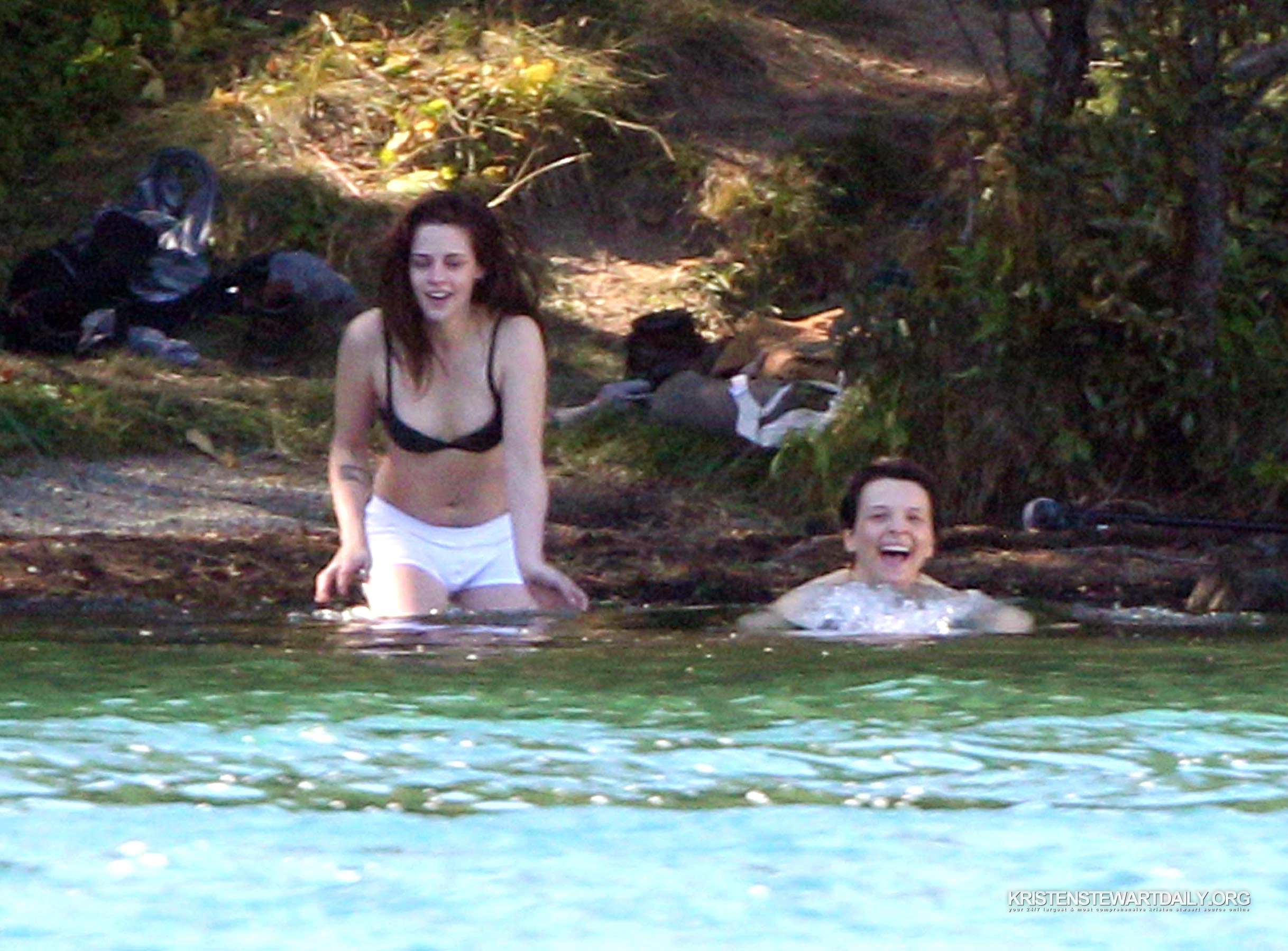 Kristen-Stewart-Swimming-7