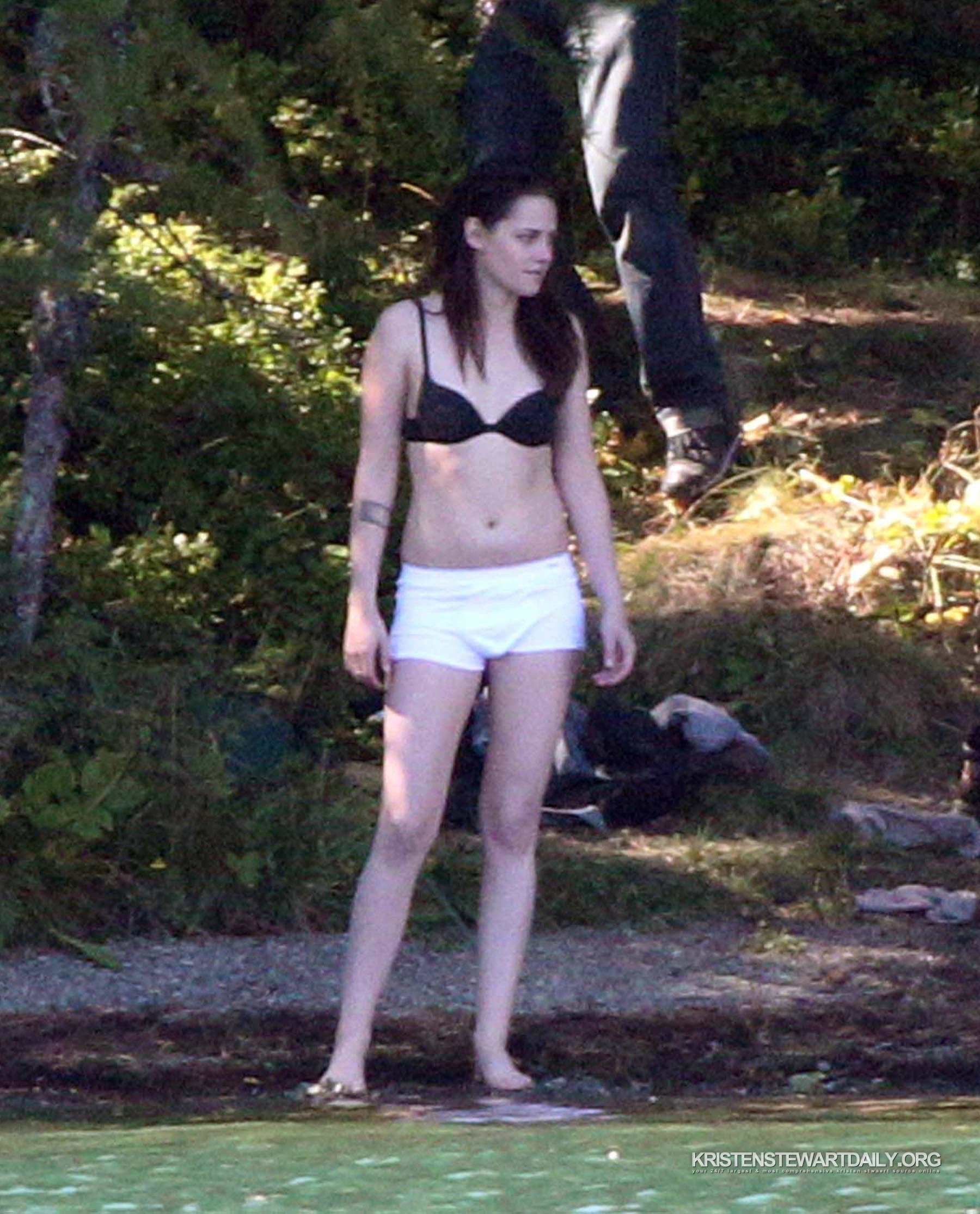Kristen-Stewart-Swimming-8