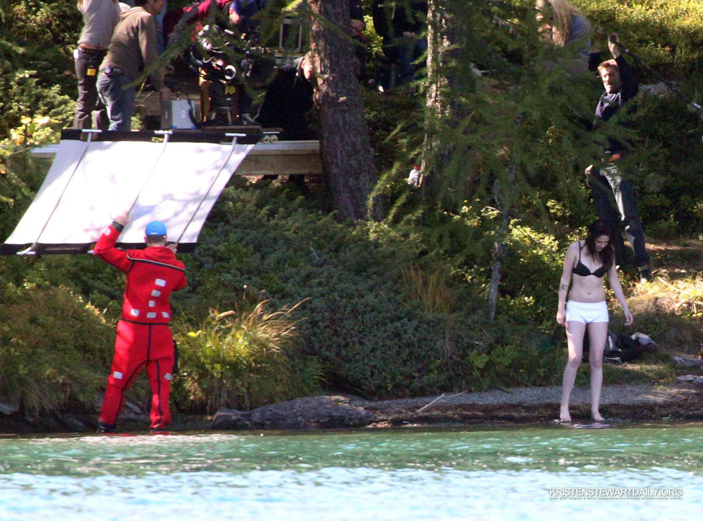 Kristen-Stewart-Swimming-9