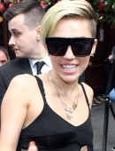 Miley-Cyrus-Outside-Hotel-London-1