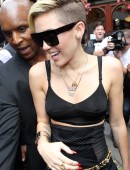 Miley-Cyrus-Outside-Hotel-London-2
