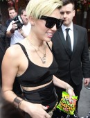 Miley-Cyrus-Outside-Hotel-London-3