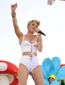 Miley-Cyrus-at-2013-iHeartRadio-17