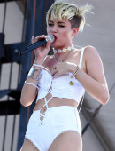 Miley-Cyrus-at-2013-iHeartRadio-18