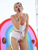 Miley-Cyrus-at-2013-iHeartRadio-2