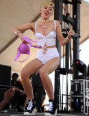 Miley-Cyrus-at-2013-iHeartRadio-6