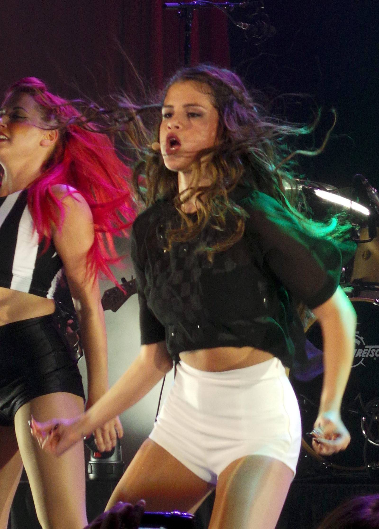 Selena-Gomez-London-Concert-5