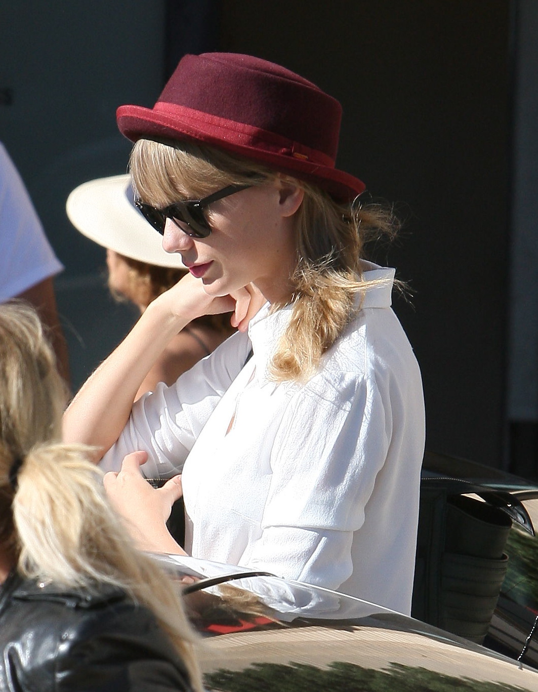 Taylor-Swift-in-Pantyhose-11