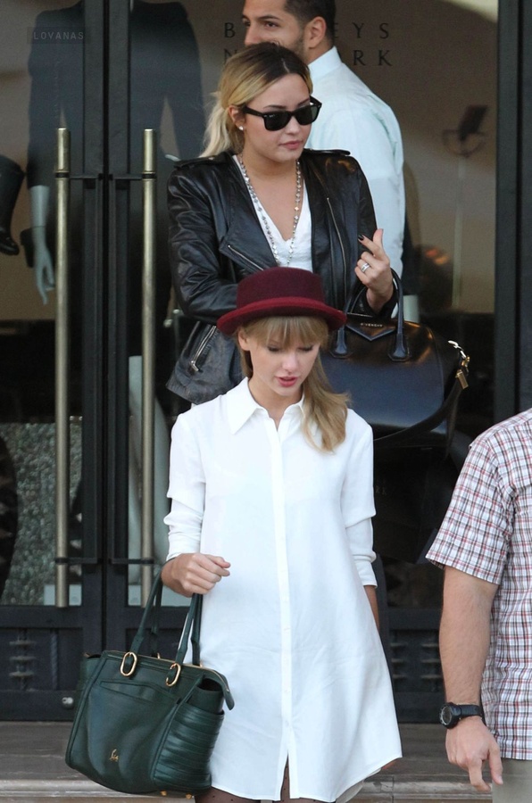 Taylor-Swift-in-Pantyhose-3