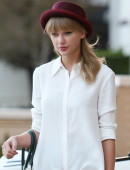 Taylor-Swift-in-Pantyhose-8