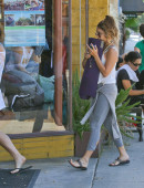 Vanessa-Hudgens-and-Stella-Hudgens-10