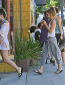Vanessa-Hudgens-and-Stella-Hudgens-4