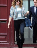 Kate-Upton-in-Paris-during-Fashion-Week-2013-7