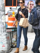 Katie-Holmes-Shopping-in-NYC-7