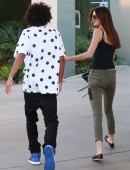 Kendall-Jenner-Booty-in-Jeans-10
