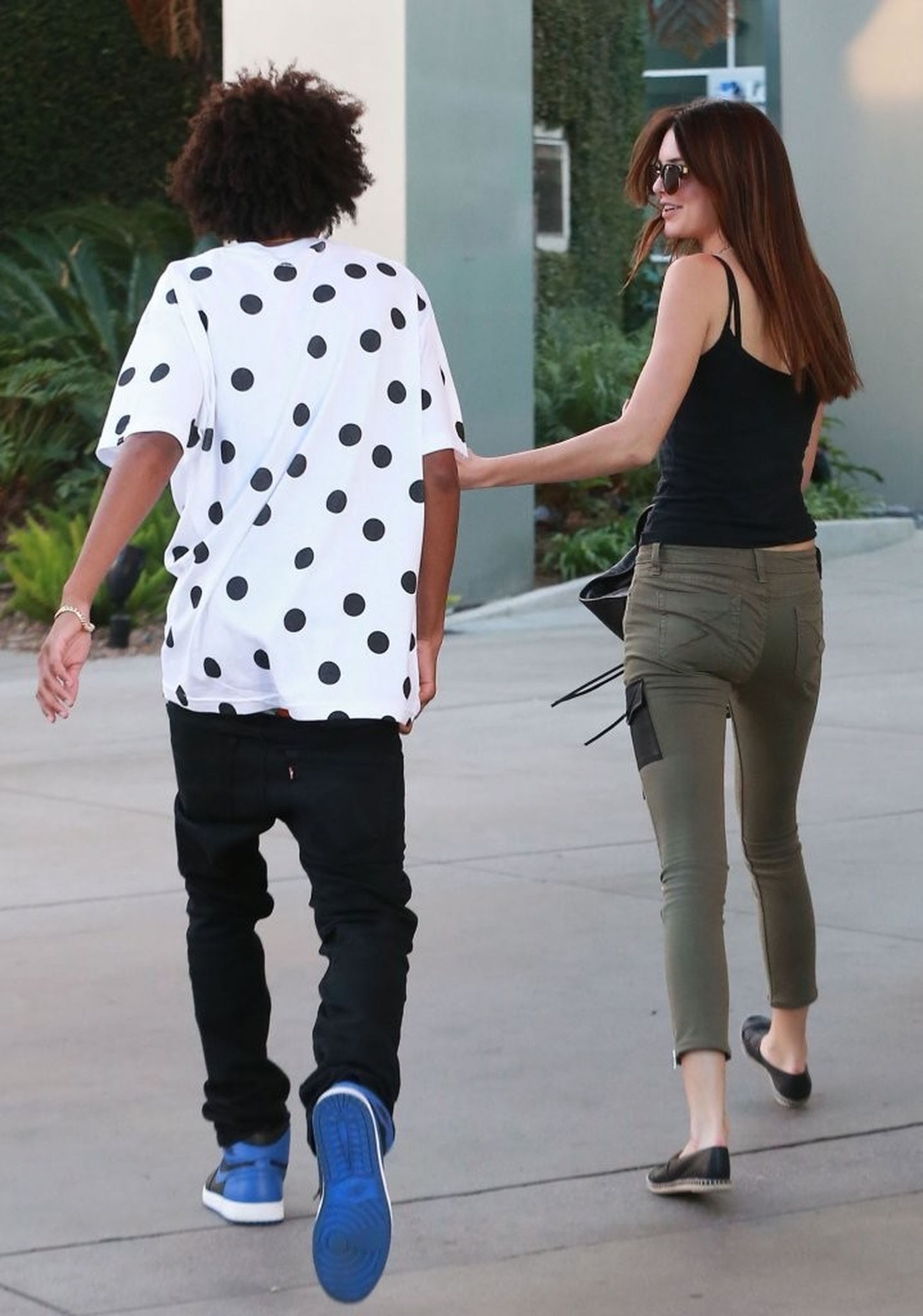 Kendall-Jenner-Booty-in-Jeans-10